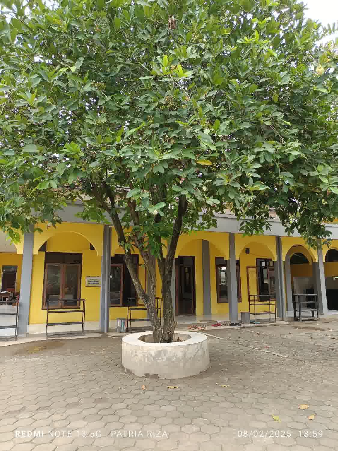Masjid Sekolah Yang Luas